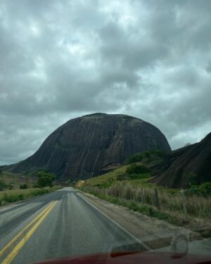 Nathalia Arcuri Instagram - Eu, meus podcasts, meu carro fiel escudeiro e Deus. 
Cheguei à Bahia pela BR 101 e fui direto à Caraíva por uma estradinha de areia bem esburacada que me fez pedir desculpas à Robotinika várias vezes. 
Robotinika é o apelido do carro, em homenagem ao Robô gigante do fim de fases do Sonic, Robotnik, que também é meio vermelho metalizado. 
Minha mãe ganhou o Mega Drive 2 em um bingo quando eu era pequena e me lembro até hoje a rivalidade em casa pra ver quem ia zerar o único jogo que veio junto: Sonic 2. 

Minha irmã mais velha, a Alê foi a primeira. Naquela época não tinha essa de voltar de onde morreu. Tinha que jogar tudo de novo, passar pelas mesmas fases e cometer zero erros pra poder chegar de novo do ponto de onde parou. 

De certa forma essa viagem representa um recomeço de jogo. A estrada te impõe respeito e não há margem para falhas. A preparação do carro, do corpo e da mente são fundamentais para apreciar o jogo de imagens e cenários que se projetam momento após momento diante de nós. 

Que privilégio poder compartilhar essa aventura aqui com tanta gente torcendo e se inspirando. Até mesmo os preocupados começaram a curtir kkkk e quem sabe um dia embarcarão na estrada comigo também. 

Não prometo postagens pelos próximos dias. 

A vida me espera. ❤️