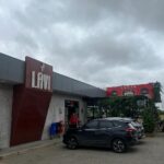 Nathalia Arcuri Instagram - Eu, meus podcasts, meu carro fiel escudeiro e Deus. Cheguei à Bahia pela BR 101 e fui direto à Caraíva por uma estradinha de areia bem esburacada que me fez pedir desculpas à Robotinika várias vezes. Robotinika é o apelido do carro, em homenagem ao Robô gigante do fim de fases do Sonic, Robotnik, que também é meio vermelho metalizado. Minha mãe ganhou o Mega Drive 2 em um bingo quando eu era pequena e me lembro até hoje a rivalidade em casa pra ver quem ia zerar o único jogo que veio junto: Sonic 2. Minha irmã mais velha, a Alê foi a primeira. Naquela época não tinha essa de voltar de onde morreu. Tinha que jogar tudo de novo, passar pelas mesmas fases e cometer zero erros pra poder chegar de novo do ponto de onde parou. De certa forma essa viagem representa um recomeço de jogo. A estrada te impõe respeito e não há margem para falhas. A preparação do carro, do corpo e da mente são fundamentais para apreciar o jogo de imagens e cenários que se projetam momento após momento diante de nós. Que privilégio poder compartilhar essa aventura aqui com tanta gente torcendo e se inspirando. Até mesmo os preocupados começaram a curtir kkkk e quem sabe um dia embarcarão na estrada comigo também. Não prometo postagens pelos próximos dias. A vida me espera. ❤️
