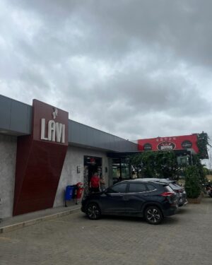 Nathalia Arcuri Instagram - Eu, meus podcasts, meu carro fiel escudeiro e Deus. 
Cheguei à Bahia pela BR 101 e fui direto à Caraíva por uma estradinha de areia bem esburacada que me fez pedir desculpas à Robotinika várias vezes. 
Robotinika é o apelido do carro, em homenagem ao Robô gigante do fim de fases do Sonic, Robotnik, que também é meio vermelho metalizado. 
Minha mãe ganhou o Mega Drive 2 em um bingo quando eu era pequena e me lembro até hoje a rivalidade em casa pra ver quem ia zerar o único jogo que veio junto: Sonic 2. 

Minha irmã mais velha, a Alê foi a primeira. Naquela época não tinha essa de voltar de onde morreu. Tinha que jogar tudo de novo, passar pelas mesmas fases e cometer zero erros pra poder chegar de novo do ponto de onde parou. 

De certa forma essa viagem representa um recomeço de jogo. A estrada te impõe respeito e não há margem para falhas. A preparação do carro, do corpo e da mente são fundamentais para apreciar o jogo de imagens e cenários que se projetam momento após momento diante de nós. 

Que privilégio poder compartilhar essa aventura aqui com tanta gente torcendo e se inspirando. Até mesmo os preocupados começaram a curtir kkkk e quem sabe um dia embarcarão na estrada comigo também. 

Não prometo postagens pelos próximos dias. 

A vida me espera. ❤️