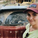 Nathalia Arcuri Instagram - Eu, meus podcasts, meu carro fiel escudeiro e Deus. Cheguei à Bahia pela BR 101 e fui direto à Caraíva por uma estradinha de areia bem esburacada que me fez pedir desculpas à Robotinika várias vezes. Robotinika é o apelido do carro, em homenagem ao Robô gigante do fim de fases do Sonic, Robotnik, que também é meio vermelho metalizado. Minha mãe ganhou o Mega Drive 2 em um bingo quando eu era pequena e me lembro até hoje a rivalidade em casa pra ver quem ia zerar o único jogo que veio junto: Sonic 2. Minha irmã mais velha, a Alê foi a primeira. Naquela época não tinha essa de voltar de onde morreu. Tinha que jogar tudo de novo, passar pelas mesmas fases e cometer zero erros pra poder chegar de novo do ponto de onde parou. De certa forma essa viagem representa um recomeço de jogo. A estrada te impõe respeito e não há margem para falhas. A preparação do carro, do corpo e da mente são fundamentais para apreciar o jogo de imagens e cenários que se projetam momento após momento diante de nós. Que privilégio poder compartilhar essa aventura aqui com tanta gente torcendo e se inspirando. Até mesmo os preocupados começaram a curtir kkkk e quem sabe um dia embarcarão na estrada comigo também. Não prometo postagens pelos próximos dias. A vida me espera. ❤️