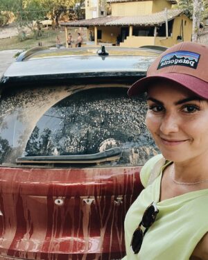 Nathalia Arcuri Instagram - Eu, meus podcasts, meu carro fiel escudeiro e Deus. 
Cheguei à Bahia pela BR 101 e fui direto à Caraíva por uma estradinha de areia bem esburacada que me fez pedir desculpas à Robotinika várias vezes. 
Robotinika é o apelido do carro, em homenagem ao Robô gigante do fim de fases do Sonic, Robotnik, que também é meio vermelho metalizado. 
Minha mãe ganhou o Mega Drive 2 em um bingo quando eu era pequena e me lembro até hoje a rivalidade em casa pra ver quem ia zerar o único jogo que veio junto: Sonic 2. 

Minha irmã mais velha, a Alê foi a primeira. Naquela época não tinha essa de voltar de onde morreu. Tinha que jogar tudo de novo, passar pelas mesmas fases e cometer zero erros pra poder chegar de novo do ponto de onde parou. 

De certa forma essa viagem representa um recomeço de jogo. A estrada te impõe respeito e não há margem para falhas. A preparação do carro, do corpo e da mente são fundamentais para apreciar o jogo de imagens e cenários que se projetam momento após momento diante de nós. 

Que privilégio poder compartilhar essa aventura aqui com tanta gente torcendo e se inspirando. Até mesmo os preocupados começaram a curtir kkkk e quem sabe um dia embarcarão na estrada comigo também. 

Não prometo postagens pelos próximos dias. 

A vida me espera. ❤️