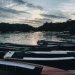 Nathalia Arcuri Instagram - Eu, meus podcasts, meu carro fiel escudeiro e Deus. Cheguei à Bahia pela BR 101 e fui direto à Caraíva por uma estradinha de areia bem esburacada que me fez pedir desculpas à Robotinika várias vezes. Robotinika é o apelido do carro, em homenagem ao Robô gigante do fim de fases do Sonic, Robotnik, que também é meio vermelho metalizado. Minha mãe ganhou o Mega Drive 2 em um bingo quando eu era pequena e me lembro até hoje a rivalidade em casa pra ver quem ia zerar o único jogo que veio junto: Sonic 2. Minha irmã mais velha, a Alê foi a primeira. Naquela época não tinha essa de voltar de onde morreu. Tinha que jogar tudo de novo, passar pelas mesmas fases e cometer zero erros pra poder chegar de novo do ponto de onde parou. De certa forma essa viagem representa um recomeço de jogo. A estrada te impõe respeito e não há margem para falhas. A preparação do carro, do corpo e da mente são fundamentais para apreciar o jogo de imagens e cenários que se projetam momento após momento diante de nós. Que privilégio poder compartilhar essa aventura aqui com tanta gente torcendo e se inspirando. Até mesmo os preocupados começaram a curtir kkkk e quem sabe um dia embarcarão na estrada comigo também. Não prometo postagens pelos próximos dias. A vida me espera. ❤️