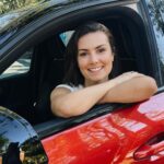 Nathalia Arcuri Instagram - Sabe aquela vontade de sair viajando por aí com dia pra ir mas sem dia pra voltar? Foi esse presente que eu me dei no Natal. Me reuni com as pessoas que eu mais amo na vida, visitei amigas e amigos, preparei meu carro, minha lancheira de viagem (mostro nos stories se vcs quiserem ver a comilança sobre 4 rodas), salvei minhas músicas e podcasts favoritos pra me acompanharem e parti. Esse final de ano será de reencontro e comemoração. Será um momento pra agradecer e re-conhecer a pessoa mais importante da minha vida e a única que pode fazer a minha vida mais leve, alegre e valiosa. Eu sempre fui absolutamente rígida comigo mesma, me cobrei perfeição e pedi de presente pra mim mesma pegar mais leve. Soltar pelo menos nesse fim de ano o peso do mundo sobre as minhas costas. Não criar expectativas nem querer perfeição de qualquer natureza. Apenas seguir o fluxo da vida, ou no meu caso, da estrada. Eu sempre amei dirigir, amo pegar estrada, mas nunca tinha feito nada parecido. Serão 1.800 (mil e oitocentos) quilômetros da casa dos meus pais em São Paulo até meu destino final, na Bahia. Uma aventura que já começou com meus pais sendo meus pais (amo demais esses malucos), um desvio até Varginha com direito a banquete na casa dos amigos Léo e Laís em BH e a descoberta de um jogo impróprio pra quem não curte um humor ácido. Feliz Nathália.