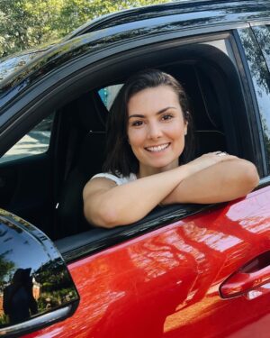 Nathalia Arcuri Instagram - Sabe aquela vontade de sair viajando por aí com dia pra ir mas sem dia pra voltar? 
Foi esse presente que eu me dei no Natal. 
Me reuni com as pessoas que eu mais amo na vida, visitei amigas e amigos, preparei meu carro, minha lancheira de viagem (mostro nos stories se vcs quiserem ver a comilança sobre 4 rodas), salvei minhas músicas e podcasts favoritos pra me acompanharem e parti. 

Esse final de ano será de reencontro e comemoração. Será um momento pra agradecer e re-conhecer a pessoa mais importante da minha vida e a única que pode fazer a minha vida mais leve, alegre e valiosa. 

Eu sempre fui absolutamente rígida comigo mesma, me cobrei perfeição e pedi de presente pra mim mesma pegar mais leve. Soltar pelo menos nesse fim de ano o peso do mundo sobre as minhas costas. Não criar expectativas nem querer perfeição de qualquer natureza. Apenas seguir o fluxo da vida, ou no meu caso, da estrada. 

Eu sempre amei dirigir, amo pegar estrada, mas nunca tinha feito nada parecido. 

Serão 1.800 (mil e oitocentos) quilômetros da casa dos meus pais em São Paulo até meu destino final, na Bahia. 

Uma aventura que já começou com meus pais sendo meus pais (amo demais esses malucos), um desvio até Varginha com direito a banquete na casa dos amigos Léo e Laís em BH e a descoberta de um jogo impróprio pra quem não curte um humor ácido. 

Feliz Nathália.