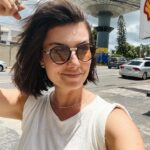 Nathalia Arcuri Instagram - Sabe aquela vontade de sair viajando por aí com dia pra ir mas sem dia pra voltar? Foi esse presente que eu me dei no Natal. Me reuni com as pessoas que eu mais amo na vida, visitei amigas e amigos, preparei meu carro, minha lancheira de viagem (mostro nos stories se vcs quiserem ver a comilança sobre 4 rodas), salvei minhas músicas e podcasts favoritos pra me acompanharem e parti. Esse final de ano será de reencontro e comemoração. Será um momento pra agradecer e re-conhecer a pessoa mais importante da minha vida e a única que pode fazer a minha vida mais leve, alegre e valiosa. Eu sempre fui absolutamente rígida comigo mesma, me cobrei perfeição e pedi de presente pra mim mesma pegar mais leve. Soltar pelo menos nesse fim de ano o peso do mundo sobre as minhas costas. Não criar expectativas nem querer perfeição de qualquer natureza. Apenas seguir o fluxo da vida, ou no meu caso, da estrada. Eu sempre amei dirigir, amo pegar estrada, mas nunca tinha feito nada parecido. Serão 1.800 (mil e oitocentos) quilômetros da casa dos meus pais em São Paulo até meu destino final, na Bahia. Uma aventura que já começou com meus pais sendo meus pais (amo demais esses malucos), um desvio até Varginha com direito a banquete na casa dos amigos Léo e Laís em BH e a descoberta de um jogo impróprio pra quem não curte um humor ácido. Feliz Nathália.