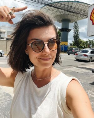 Nathalia Arcuri Instagram - Sabe aquela vontade de sair viajando por aí com dia pra ir mas sem dia pra voltar? 
Foi esse presente que eu me dei no Natal. 
Me reuni com as pessoas que eu mais amo na vida, visitei amigas e amigos, preparei meu carro, minha lancheira de viagem (mostro nos stories se vcs quiserem ver a comilança sobre 4 rodas), salvei minhas músicas e podcasts favoritos pra me acompanharem e parti. 

Esse final de ano será de reencontro e comemoração. Será um momento pra agradecer e re-conhecer a pessoa mais importante da minha vida e a única que pode fazer a minha vida mais leve, alegre e valiosa. 

Eu sempre fui absolutamente rígida comigo mesma, me cobrei perfeição e pedi de presente pra mim mesma pegar mais leve. Soltar pelo menos nesse fim de ano o peso do mundo sobre as minhas costas. Não criar expectativas nem querer perfeição de qualquer natureza. Apenas seguir o fluxo da vida, ou no meu caso, da estrada. 

Eu sempre amei dirigir, amo pegar estrada, mas nunca tinha feito nada parecido. 

Serão 1.800 (mil e oitocentos) quilômetros da casa dos meus pais em São Paulo até meu destino final, na Bahia. 

Uma aventura que já começou com meus pais sendo meus pais (amo demais esses malucos), um desvio até Varginha com direito a banquete na casa dos amigos Léo e Laís em BH e a descoberta de um jogo impróprio pra quem não curte um humor ácido. 

Feliz Nathália.