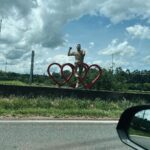 Nathalia Arcuri Instagram - Sabe aquela vontade de sair viajando por aí com dia pra ir mas sem dia pra voltar? Foi esse presente que eu me dei no Natal. Me reuni com as pessoas que eu mais amo na vida, visitei amigas e amigos, preparei meu carro, minha lancheira de viagem (mostro nos stories se vcs quiserem ver a comilança sobre 4 rodas), salvei minhas músicas e podcasts favoritos pra me acompanharem e parti. Esse final de ano será de reencontro e comemoração. Será um momento pra agradecer e re-conhecer a pessoa mais importante da minha vida e a única que pode fazer a minha vida mais leve, alegre e valiosa. Eu sempre fui absolutamente rígida comigo mesma, me cobrei perfeição e pedi de presente pra mim mesma pegar mais leve. Soltar pelo menos nesse fim de ano o peso do mundo sobre as minhas costas. Não criar expectativas nem querer perfeição de qualquer natureza. Apenas seguir o fluxo da vida, ou no meu caso, da estrada. Eu sempre amei dirigir, amo pegar estrada, mas nunca tinha feito nada parecido. Serão 1.800 (mil e oitocentos) quilômetros da casa dos meus pais em São Paulo até meu destino final, na Bahia. Uma aventura que já começou com meus pais sendo meus pais (amo demais esses malucos), um desvio até Varginha com direito a banquete na casa dos amigos Léo e Laís em BH e a descoberta de um jogo impróprio pra quem não curte um humor ácido. Feliz Nathália.