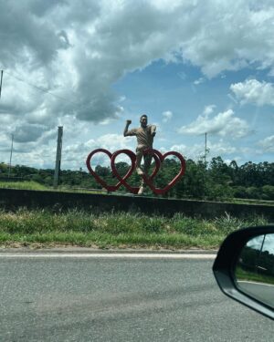 Nathalia Arcuri Instagram - Sabe aquela vontade de sair viajando por aí com dia pra ir mas sem dia pra voltar? 
Foi esse presente que eu me dei no Natal. 
Me reuni com as pessoas que eu mais amo na vida, visitei amigas e amigos, preparei meu carro, minha lancheira de viagem (mostro nos stories se vcs quiserem ver a comilança sobre 4 rodas), salvei minhas músicas e podcasts favoritos pra me acompanharem e parti. 

Esse final de ano será de reencontro e comemoração. Será um momento pra agradecer e re-conhecer a pessoa mais importante da minha vida e a única que pode fazer a minha vida mais leve, alegre e valiosa. 

Eu sempre fui absolutamente rígida comigo mesma, me cobrei perfeição e pedi de presente pra mim mesma pegar mais leve. Soltar pelo menos nesse fim de ano o peso do mundo sobre as minhas costas. Não criar expectativas nem querer perfeição de qualquer natureza. Apenas seguir o fluxo da vida, ou no meu caso, da estrada. 

Eu sempre amei dirigir, amo pegar estrada, mas nunca tinha feito nada parecido. 

Serão 1.800 (mil e oitocentos) quilômetros da casa dos meus pais em São Paulo até meu destino final, na Bahia. 

Uma aventura que já começou com meus pais sendo meus pais (amo demais esses malucos), um desvio até Varginha com direito a banquete na casa dos amigos Léo e Laís em BH e a descoberta de um jogo impróprio pra quem não curte um humor ácido. 

Feliz Nathália.