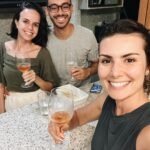 Nathalia Arcuri Instagram - Sabe aquela vontade de sair viajando por aí com dia pra ir mas sem dia pra voltar? Foi esse presente que eu me dei no Natal. Me reuni com as pessoas que eu mais amo na vida, visitei amigas e amigos, preparei meu carro, minha lancheira de viagem (mostro nos stories se vcs quiserem ver a comilança sobre 4 rodas), salvei minhas músicas e podcasts favoritos pra me acompanharem e parti. Esse final de ano será de reencontro e comemoração. Será um momento pra agradecer e re-conhecer a pessoa mais importante da minha vida e a única que pode fazer a minha vida mais leve, alegre e valiosa. Eu sempre fui absolutamente rígida comigo mesma, me cobrei perfeição e pedi de presente pra mim mesma pegar mais leve. Soltar pelo menos nesse fim de ano o peso do mundo sobre as minhas costas. Não criar expectativas nem querer perfeição de qualquer natureza. Apenas seguir o fluxo da vida, ou no meu caso, da estrada. Eu sempre amei dirigir, amo pegar estrada, mas nunca tinha feito nada parecido. Serão 1.800 (mil e oitocentos) quilômetros da casa dos meus pais em São Paulo até meu destino final, na Bahia. Uma aventura que já começou com meus pais sendo meus pais (amo demais esses malucos), um desvio até Varginha com direito a banquete na casa dos amigos Léo e Laís em BH e a descoberta de um jogo impróprio pra quem não curte um humor ácido. Feliz Nathália.