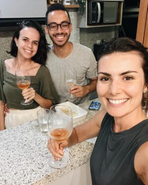 Nathalia Arcuri Instagram - Sabe aquela vontade de sair viajando por aí com dia pra ir mas sem dia pra voltar? 
Foi esse presente que eu me dei no Natal. 
Me reuni com as pessoas que eu mais amo na vida, visitei amigas e amigos, preparei meu carro, minha lancheira de viagem (mostro nos stories se vcs quiserem ver a comilança sobre 4 rodas), salvei minhas músicas e podcasts favoritos pra me acompanharem e parti. 

Esse final de ano será de reencontro e comemoração. Será um momento pra agradecer e re-conhecer a pessoa mais importante da minha vida e a única que pode fazer a minha vida mais leve, alegre e valiosa. 

Eu sempre fui absolutamente rígida comigo mesma, me cobrei perfeição e pedi de presente pra mim mesma pegar mais leve. Soltar pelo menos nesse fim de ano o peso do mundo sobre as minhas costas. Não criar expectativas nem querer perfeição de qualquer natureza. Apenas seguir o fluxo da vida, ou no meu caso, da estrada. 

Eu sempre amei dirigir, amo pegar estrada, mas nunca tinha feito nada parecido. 

Serão 1.800 (mil e oitocentos) quilômetros da casa dos meus pais em São Paulo até meu destino final, na Bahia. 

Uma aventura que já começou com meus pais sendo meus pais (amo demais esses malucos), um desvio até Varginha com direito a banquete na casa dos amigos Léo e Laís em BH e a descoberta de um jogo impróprio pra quem não curte um humor ácido. 

Feliz Nathália.