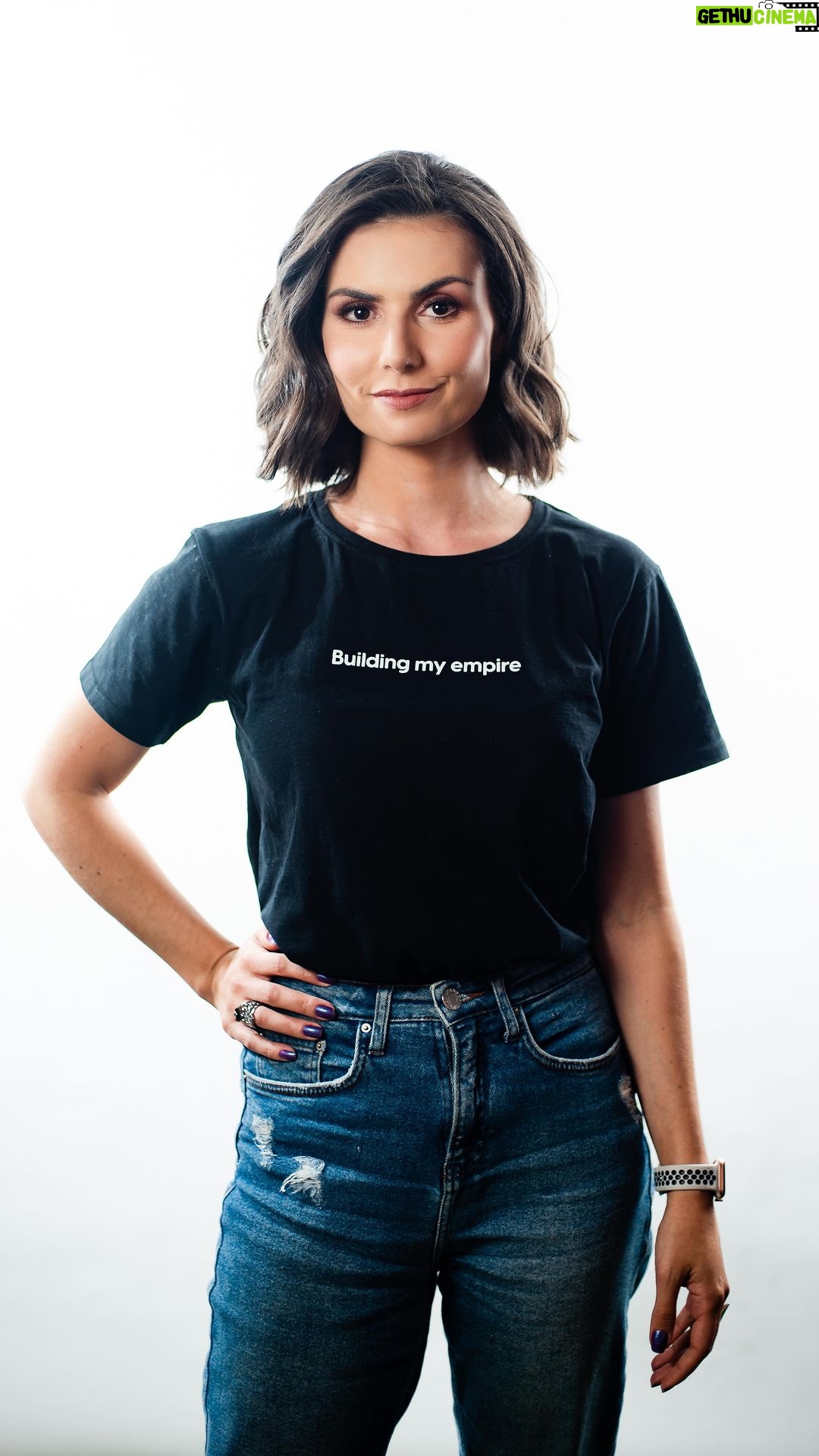 Nathalia Arcuri Instagram - O Dia da Mulher tá chegando mais uma vez e eu trouxe esse trecho da minha participação no Hacktown, para que juntas possamos romper FINALMENTE o teto de restrição colocado sobre nós por séculos pelo patriarcado. Precisamos de mais empresas gigantes criadas e lideradas por mulheres porque o mundo não sustenta mais o modelo competitivo e abusivo que imperou até hoje. Está na hora de você enfrentar o seu medo e agir. Ouse sonhar grande. Eu estou aqui pra te apoiar nesse caminho. O mundo precisa de você! Passe esse recado pra frente, pra que mais e mais mulheres se apoiem e acreditem na sua própria potência! Conto com você💜 — 🎬Trecho do Hacktown 2023 Câmera: @papumafu Áudio: Aline Nascimento Produção: @compassocoolab