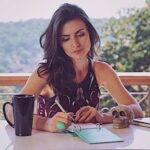 Nathalia Arcuri Instagram - Entra no climinha de nostalgia comigo pra um #TBT da primeira aula da JD (no final desse texto tem um aviso importante) 👇 Busquei cursos de finanças pessoais no Brasil por 5 anos. Fiz 9 cursos nesse período, fui para outros países em busca de mais ferramentas, me aprofundei no universo da economia comportamental, devorei livros e pesquisas, ganhei o prêmio nacional de planejamento financeiro pessoal… E ainda assim eu não fiquei satisfeita com o que eu vi. Os cursos de planejamento financeiro e finanças ensinavam a cuidar do dinheiro, mas não ensinavam a cuidar da pecinha. A pecinha é você, aquele que decide usar ou não as ferramentas propostas. Em 2016 a Me Poupe! já era gigante e começou a pressão pra que eu fizesse o meu próprio curso. -“Nath, você tá perdendo dinheiro”. -Era o que eu mais ouvia. Consultoria eu não iria dar porque sabia que a maioria das pessoas não poderia pagar os R$20.000 que custava a minha hora na época. Eu acreditava que os vídeos no YouTube gratuitos bastavam. Só que não. Chamei 10 Me Poupeiros! para um encontro no nosso antigo escritório. Pra minha surpresa, eles amavam os vídeos gratuitos, mas ainda precisavam de um cuidado mais próximo pra dar o próximo passo. Eles estavam falando de CURADORIA, METODOLOGIA E CARINHO. Então criei a Jornada da Desfudência, um nome improvável para o que se tornou o maior curso livre de finanças pessoais, mindset e investimentos do Brasil e o ÚNICO que mede resultados dos alunos desde a primeira turma. Eu sei como cada um entra e como cada um sai. Renda, capacidade de poupança, redução de dívidas, melhoria da rentabilidade de carteira e autoconfiança pra tomar decisões. Lá atrás eu acreditava que apenas EU era capaz de dar o suporte que os alunos precisavam. Mas, com o apoio de um time incansável e professores convidados com NOMES DE PESO, chegamos no que eu chamo de “obra prima da educação financeira para adultos” e não parou na Jornada… … em breve vocês terão acesso à ESCOLA VIRTUAL DA DESF*DÊNCIA pra ajudar a colocar as suas finanças nos trilhos de uma VEZ POR TODAS #vemaí