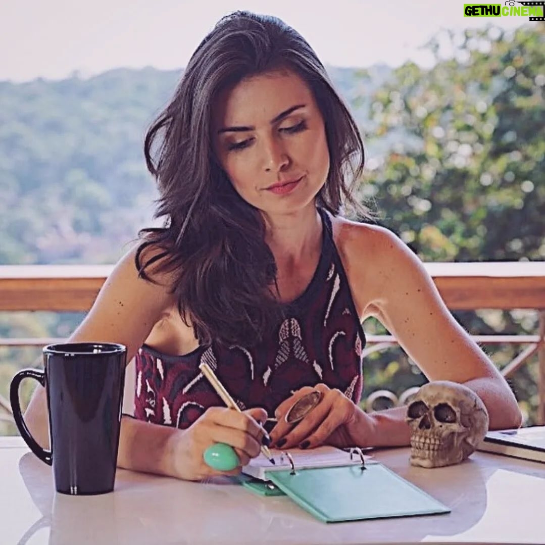 Nathalia Arcuri Instagram - Entra no climinha de nostalgia comigo pra um #TBT da primeira aula da JD (no final desse texto tem um aviso importante) 👇 Busquei cursos de finanças pessoais no Brasil por 5 anos. Fiz 9 cursos nesse período, fui para outros países em busca de mais ferramentas, me aprofundei no universo da economia comportamental, devorei livros e pesquisas, ganhei o prêmio nacional de planejamento financeiro pessoal… E ainda assim eu não fiquei satisfeita com o que eu vi. Os cursos de planejamento financeiro e finanças ensinavam a cuidar do dinheiro, mas não ensinavam a cuidar da pecinha. A pecinha é você, aquele que decide usar ou não as ferramentas propostas. Em 2016 a Me Poupe! já era gigante e começou a pressão pra que eu fizesse o meu próprio curso. -“Nath, você tá perdendo dinheiro”. -Era o que eu mais ouvia. Consultoria eu não iria dar porque sabia que a maioria das pessoas não poderia pagar os R$20.000 que custava a minha hora na época. Eu acreditava que os vídeos no YouTube gratuitos bastavam. Só que não. Chamei 10 Me Poupeiros! para um encontro no nosso antigo escritório. Pra minha surpresa, eles amavam os vídeos gratuitos, mas ainda precisavam de um cuidado mais próximo pra dar o próximo passo. Eles estavam falando de CURADORIA, METODOLOGIA E CARINHO. Então criei a Jornada da Desfudência, um nome improvável para o que se tornou o maior curso livre de finanças pessoais, mindset e investimentos do Brasil e o ÚNICO que mede resultados dos alunos desde a primeira turma. Eu sei como cada um entra e como cada um sai. Renda, capacidade de poupança, redução de dívidas, melhoria da rentabilidade de carteira e autoconfiança pra tomar decisões. Lá atrás eu acreditava que apenas EU era capaz de dar o suporte que os alunos precisavam. Mas, com o apoio de um time incansável e professores convidados com NOMES DE PESO, chegamos no que eu chamo de “obra prima da educação financeira para adultos” e não parou na Jornada… … em breve vocês terão acesso à ESCOLA VIRTUAL DA DESF*DÊNCIA pra ajudar a colocar as suas finanças nos trilhos de uma VEZ POR TODAS #vemaí