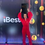 Nathalia Arcuri Instagram - Ontem foi um dia muito especial, recebi pela quarta vez consecutiva o Prêmio Ibest de Melhor Influenciadora de Investimentos do Brasil, pelo VOTO POPULAR. Há nove anos, quando comecei essa jornada, poucos acreditavam que seria possível democratizar o acesso às finanças. Hoje, olho para trás e vejo não apenas uma conquista pessoal, mas uma vitória coletiva, uma transformação que alcançamos juntos. O acesso a esse conhecimento é uma ferramenta poderosa, capaz de salvar mulheres em situação de abuso, amparar pessoas em situação de vulnerabilidade e proporcionar a qualquer pessoa a chance de ser dona do seu próprio dinheiro. Eu sou uma das poucas mulheres desse universo e é com muito orgulho que eu capinei muito o mato e plantei o mato pra que muitas pessoas pudessem passar por ele hoje. E isso é feito com MUITA responsabilidade. Quando eu criei o blog lá atrás, eu defini algo importante e que o time segue até hoje. A ideia é simples, mas poderosa: queremos que cada mensagem, post e vídeo que criamos transforme positivamente quem os recebe. Essa mentalidade guia a produção de todo o nosso conteúdo, acreditando que cada parte contribui para fazer do mundo um lugar melhor. A Me Poupe! cresceu e está ganhando vida própria, novas vozes, novos professores, novos tipos de conteúdo, mas a essência, a responsabilidade e o jeito de ensinar Me Poupe! continua o mesmo. Eu represento um time inteiro de Me Pouplayers, que tornaram esse sonho possível e que estão construindo algo ainda maior que vai ampliar ainda mais a missão da desf*dência nacional. Minha profunda gratidão a cada um de vocês, que sempre apoiaram e depositaram confiança no meu trabalho e do time Me Poupe! e por acreditarem que a educação é o caminho para sermos livres. Escrevo estas palavras com lágrimas nos olhos e o coração vibrando de felicidade, pois sei que essa conquista é NOSSA, é da Nação Me Poupeira! e é o símbolo de que aprender finanças não precisa ser chato, pode ser divertido, pode ser Me Poupe! O conhecimento liberta e é a ferramenta principal para colocar o poder do dinheiro nas mãos de todas as pessoas💜