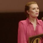 Nathalia Arcuri Instagram - Ontem foi um dia muito especial, recebi pela quarta vez consecutiva o Prêmio Ibest de Melhor Influenciadora de Investimentos do Brasil, pelo VOTO POPULAR. Há nove anos, quando comecei essa jornada, poucos acreditavam que seria possível democratizar o acesso às finanças. Hoje, olho para trás e vejo não apenas uma conquista pessoal, mas uma vitória coletiva, uma transformação que alcançamos juntos. O acesso a esse conhecimento é uma ferramenta poderosa, capaz de salvar mulheres em situação de abuso, amparar pessoas em situação de vulnerabilidade e proporcionar a qualquer pessoa a chance de ser dona do seu próprio dinheiro. Eu sou uma das poucas mulheres desse universo e é com muito orgulho que eu capinei muito o mato e plantei o mato pra que muitas pessoas pudessem passar por ele hoje. E isso é feito com MUITA responsabilidade. Quando eu criei o blog lá atrás, eu defini algo importante e que o time segue até hoje. A ideia é simples, mas poderosa: queremos que cada mensagem, post e vídeo que criamos transforme positivamente quem os recebe. Essa mentalidade guia a produção de todo o nosso conteúdo, acreditando que cada parte contribui para fazer do mundo um lugar melhor. A Me Poupe! cresceu e está ganhando vida própria, novas vozes, novos professores, novos tipos de conteúdo, mas a essência, a responsabilidade e o jeito de ensinar Me Poupe! continua o mesmo. Eu represento um time inteiro de Me Pouplayers, que tornaram esse sonho possível e que estão construindo algo ainda maior que vai ampliar ainda mais a missão da desf*dência nacional. Minha profunda gratidão a cada um de vocês, que sempre apoiaram e depositaram confiança no meu trabalho e do time Me Poupe! e por acreditarem que a educação é o caminho para sermos livres. Escrevo estas palavras com lágrimas nos olhos e o coração vibrando de felicidade, pois sei que essa conquista é NOSSA, é da Nação Me Poupeira! e é o símbolo de que aprender finanças não precisa ser chato, pode ser divertido, pode ser Me Poupe! O conhecimento liberta e é a ferramenta principal para colocar o poder do dinheiro nas mãos de todas as pessoas💜