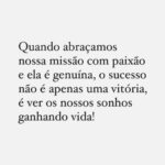 Nathalia Arcuri Instagram - Ontem foi um dia muito especial, recebi pela quarta vez consecutiva o Prêmio Ibest de Melhor Influenciadora de Investimentos do Brasil, pelo VOTO POPULAR. Há nove anos, quando comecei essa jornada, poucos acreditavam que seria possível democratizar o acesso às finanças. Hoje, olho para trás e vejo não apenas uma conquista pessoal, mas uma vitória coletiva, uma transformação que alcançamos juntos. O acesso a esse conhecimento é uma ferramenta poderosa, capaz de salvar mulheres em situação de abuso, amparar pessoas em situação de vulnerabilidade e proporcionar a qualquer pessoa a chance de ser dona do seu próprio dinheiro. Eu sou uma das poucas mulheres desse universo e é com muito orgulho que eu capinei muito o mato e plantei o mato pra que muitas pessoas pudessem passar por ele hoje. E isso é feito com MUITA responsabilidade. Quando eu criei o blog lá atrás, eu defini algo importante e que o time segue até hoje. A ideia é simples, mas poderosa: queremos que cada mensagem, post e vídeo que criamos transforme positivamente quem os recebe. Essa mentalidade guia a produção de todo o nosso conteúdo, acreditando que cada parte contribui para fazer do mundo um lugar melhor. A Me Poupe! cresceu e está ganhando vida própria, novas vozes, novos professores, novos tipos de conteúdo, mas a essência, a responsabilidade e o jeito de ensinar Me Poupe! continua o mesmo. Eu represento um time inteiro de Me Pouplayers, que tornaram esse sonho possível e que estão construindo algo ainda maior que vai ampliar ainda mais a missão da desf*dência nacional. Minha profunda gratidão a cada um de vocês, que sempre apoiaram e depositaram confiança no meu trabalho e do time Me Poupe! e por acreditarem que a educação é o caminho para sermos livres. Escrevo estas palavras com lágrimas nos olhos e o coração vibrando de felicidade, pois sei que essa conquista é NOSSA, é da Nação Me Poupeira! e é o símbolo de que aprender finanças não precisa ser chato, pode ser divertido, pode ser Me Poupe! O conhecimento liberta e é a ferramenta principal para colocar o poder do dinheiro nas mãos de todas as pessoas💜