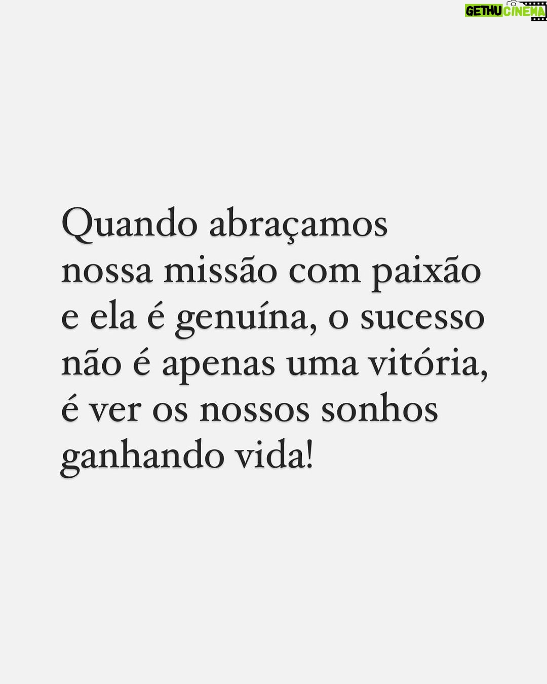 Nathalia Arcuri Instagram - Ontem foi um dia muito especial, recebi pela quarta vez consecutiva o Prêmio Ibest de Melhor Influenciadora de Investimentos do Brasil, pelo VOTO POPULAR. Há nove anos, quando comecei essa jornada, poucos acreditavam que seria possível democratizar o acesso às finanças. Hoje, olho para trás e vejo não apenas uma conquista pessoal, mas uma vitória coletiva, uma transformação que alcançamos juntos. O acesso a esse conhecimento é uma ferramenta poderosa, capaz de salvar mulheres em situação de abuso, amparar pessoas em situação de vulnerabilidade e proporcionar a qualquer pessoa a chance de ser dona do seu próprio dinheiro. Eu sou uma das poucas mulheres desse universo e é com muito orgulho que eu capinei muito o mato e plantei o mato pra que muitas pessoas pudessem passar por ele hoje. E isso é feito com MUITA responsabilidade. Quando eu criei o blog lá atrás, eu defini algo importante e que o time segue até hoje. A ideia é simples, mas poderosa: queremos que cada mensagem, post e vídeo que criamos transforme positivamente quem os recebe. Essa mentalidade guia a produção de todo o nosso conteúdo, acreditando que cada parte contribui para fazer do mundo um lugar melhor. A Me Poupe! cresceu e está ganhando vida própria, novas vozes, novos professores, novos tipos de conteúdo, mas a essência, a responsabilidade e o jeito de ensinar Me Poupe! continua o mesmo. Eu represento um time inteiro de Me Pouplayers, que tornaram esse sonho possível e que estão construindo algo ainda maior que vai ampliar ainda mais a missão da desf*dência nacional. Minha profunda gratidão a cada um de vocês, que sempre apoiaram e depositaram confiança no meu trabalho e do time Me Poupe! e por acreditarem que a educação é o caminho para sermos livres. Escrevo estas palavras com lágrimas nos olhos e o coração vibrando de felicidade, pois sei que essa conquista é NOSSA, é da Nação Me Poupeira! e é o símbolo de que aprender finanças não precisa ser chato, pode ser divertido, pode ser Me Poupe! O conhecimento liberta e é a ferramenta principal para colocar o poder do dinheiro nas mãos de todas as pessoas💜