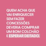 Nathalia Arcuri Instagram - Eu economizei no cafezinho (porque não me fazia falta ficar sem o expresso com a turma da TV e porque eu tomava 1 litro por dia pra aguentar a rotina e isso me levaria à falência). Eu economizei no papel higiênico (porque somando com todas as outras economias isso gerava uma eficiência gigante nos meus investimentos já que estamos falando de juros compostos e não de juros simples). Eu economizei na gasolina deixando pra abastecer sempre no posto mais barato (e de qualidade) do caminho. Eu perdi eventos familiares como aniversários da minha mãe, pai, irmãs, sobrinho pra fazer renda extra e trabalhar no final de semana e feriado. Eu perdi viradas do ano novo e natais (no plural) trabalhando no plantão da firma. Eu pedi demissão quatro vezes na minha vida por não compactuar com os valores das empresas onde eu estava. A diferença é que eu nunca enxerguei esses fatos como perdas. Cada economia, evento, pedido de demissão me aproximavam dos meus objetivos mais selvagens e eu sabia que eu era a única responsável pelos resultados que eu queria para a minha vida. E lembre-se, isso não vai durar a SUA vida inteira! Se você ainda não viu, tenho feito uma série de vídeos abrindo meu coração e contando dessa jornada de autodescoberta. Tem um destaque no perfil chamado: O desabafo! Domingo tem a parte FINAL dessa jornada. E por último: se você tem uma vida, cuide dela. E pode ter certeza que terá um monte de gente fazendo isso pra você também kkkkkk