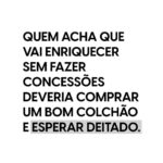 Nathalia Arcuri Instagram - Eu economizei no cafezinho (porque não me fazia falta ficar sem o expresso com a turma da TV e porque eu tomava 1 litro por dia pra aguentar a rotina e isso me levaria à falência). Eu economizei no papel higiênico (porque somando com todas as outras economias isso gerava uma eficiência gigante nos meus investimentos já que estamos falando de juros compostos e não de juros simples). Eu economizei na gasolina deixando pra abastecer sempre no posto mais barato (e de qualidade) do caminho. Eu perdi eventos familiares como aniversários da minha mãe, pai, irmãs, sobrinho pra fazer renda extra e trabalhar no final de semana e feriado. Eu perdi viradas do ano novo e natais (no plural) trabalhando no plantão da firma. Eu pedi demissão quatro vezes na minha vida por não compactuar com os valores das empresas onde eu estava. A diferença é que eu nunca enxerguei esses fatos como perdas. Cada economia, evento, pedido de demissão me aproximavam dos meus objetivos mais selvagens e eu sabia que eu era a única responsável pelos resultados que eu queria para a minha vida. E lembre-se, isso não vai durar a SUA vida inteira! Se você ainda não viu, tenho feito uma série de vídeos abrindo meu coração e contando dessa jornada de autodescoberta. Tem um destaque no perfil chamado: O desabafo! Domingo tem a parte FINAL dessa jornada. E por último: se você tem uma vida, cuide dela. E pode ter certeza que terá um monte de gente fazendo isso pra você também kkkkkk