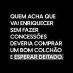 Nathalia Arcuri Instagram - Eu economizei no cafezinho (porque não me fazia falta ficar sem o expresso com a turma da TV e porque eu tomava 1 litro por dia pra aguentar a rotina e isso me levaria à falência). Eu economizei no papel higiênico (porque somando com todas as outras economias isso gerava uma eficiência gigante nos meus investimentos já que estamos falando de juros compostos e não de juros simples). Eu economizei na gasolina deixando pra abastecer sempre no posto mais barato (e de qualidade) do caminho. Eu perdi eventos familiares como aniversários da minha mãe, pai, irmãs, sobrinho pra fazer renda extra e trabalhar no final de semana e feriado. Eu perdi viradas do ano novo e natais (no plural) trabalhando no plantão da firma. Eu pedi demissão quatro vezes na minha vida por não compactuar com os valores das empresas onde eu estava. A diferença é que eu nunca enxerguei esses fatos como perdas. Cada economia, evento, pedido de demissão me aproximavam dos meus objetivos mais selvagens e eu sabia que eu era a única responsável pelos resultados que eu queria para a minha vida. E lembre-se, isso não vai durar a SUA vida inteira! Se você ainda não viu, tenho feito uma série de vídeos abrindo meu coração e contando dessa jornada de autodescoberta. Tem um destaque no perfil chamado: O desabafo! Domingo tem a parte FINAL dessa jornada. E por último: se você tem uma vida, cuide dela. E pode ter certeza que terá um monte de gente fazendo isso pra você também kkkkkk