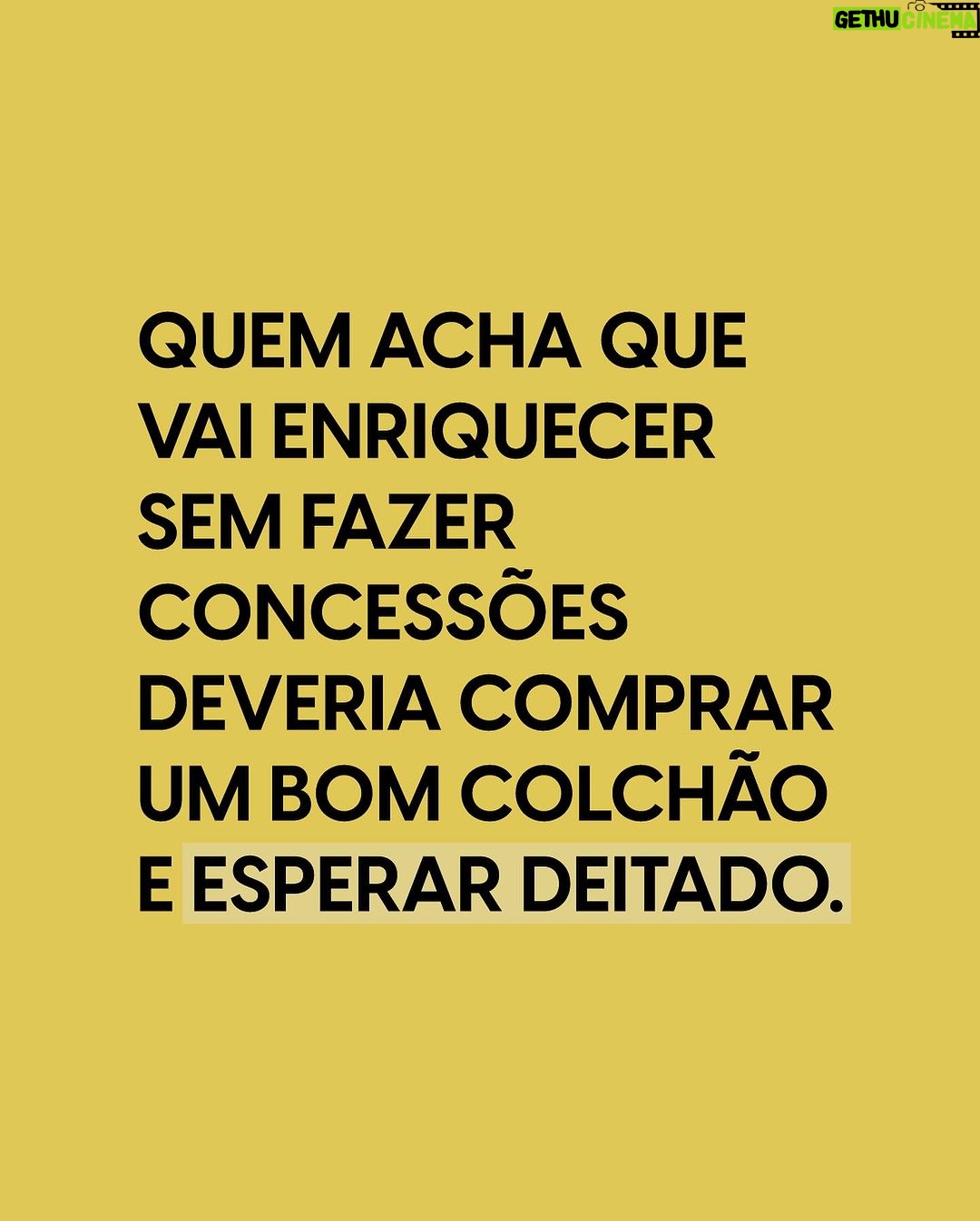 Nathalia Arcuri Instagram - Eu economizei no cafezinho (porque não me fazia falta ficar sem o expresso com a turma da TV e porque eu tomava 1 litro por dia pra aguentar a rotina e isso me levaria à falência). Eu economizei no papel higiênico (porque somando com todas as outras economias isso gerava uma eficiência gigante nos meus investimentos já que estamos falando de juros compostos e não de juros simples). Eu economizei na gasolina deixando pra abastecer sempre no posto mais barato (e de qualidade) do caminho. Eu perdi eventos familiares como aniversários da minha mãe, pai, irmãs, sobrinho pra fazer renda extra e trabalhar no final de semana e feriado. Eu perdi viradas do ano novo e natais (no plural) trabalhando no plantão da firma. Eu pedi demissão quatro vezes na minha vida por não compactuar com os valores das empresas onde eu estava. A diferença é que eu nunca enxerguei esses fatos como perdas. Cada economia, evento, pedido de demissão me aproximavam dos meus objetivos mais selvagens e eu sabia que eu era a única responsável pelos resultados que eu queria para a minha vida. E lembre-se, isso não vai durar a SUA vida inteira! Se você ainda não viu, tenho feito uma série de vídeos abrindo meu coração e contando dessa jornada de autodescoberta. Tem um destaque no perfil chamado: O desabafo! Domingo tem a parte FINAL dessa jornada. E por último: se você tem uma vida, cuide dela. E pode ter certeza que terá um monte de gente fazendo isso pra você também kkkkkk