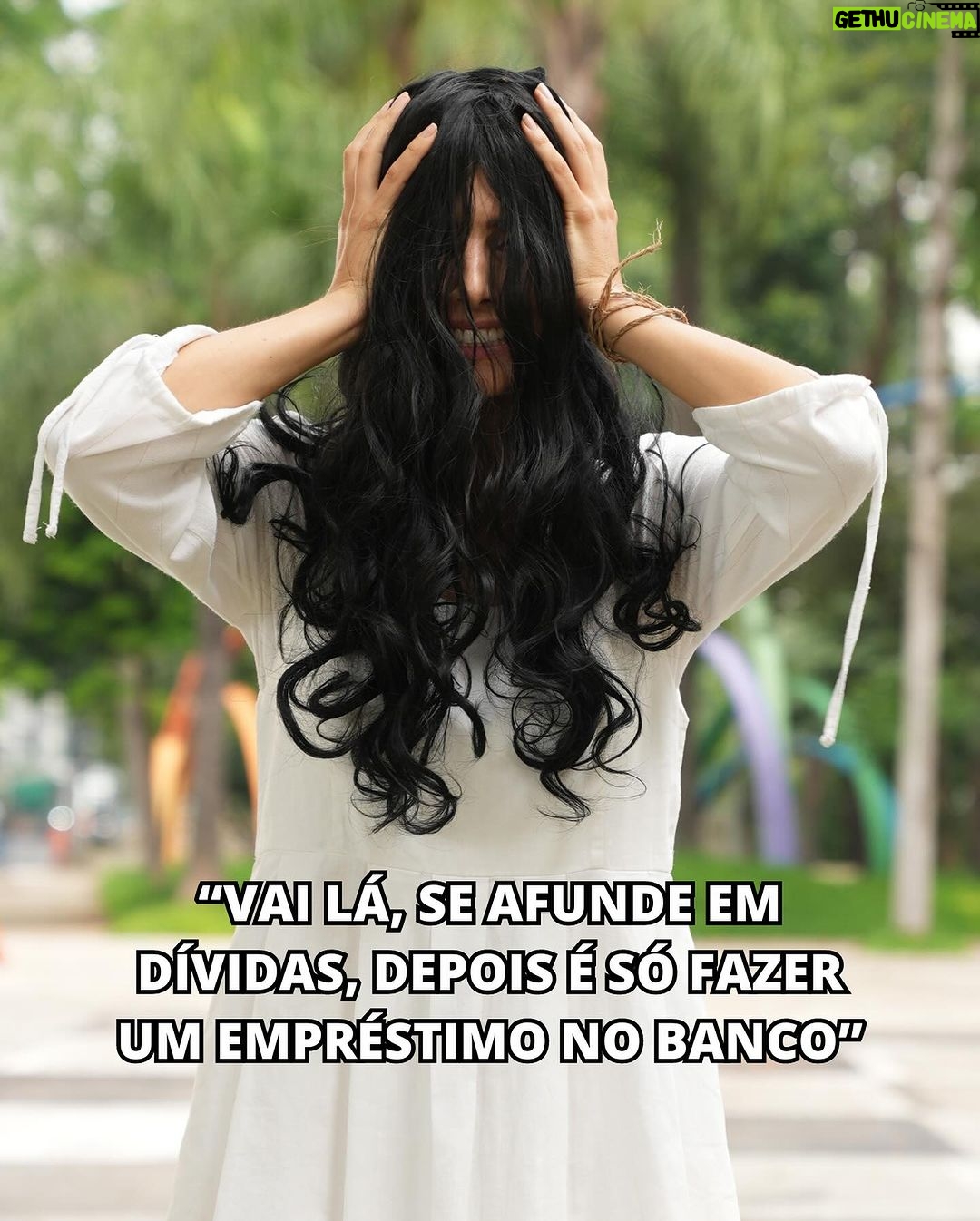 Nathalia Arcuri Instagram - Pensamentos intrusivos… mais conhecidos como a Samara que saiu do fundo do poço pra aterrorizar o seu bolso 🫠 MAS CALMA: existe luz no fim do túnel (ou do poço)! No próximo domingo (31/03) termina o prazo para o Programa Desenrola Brasil, uma iniciativa do Governo para ajudar você a limpar o seu nome através da renegociação de dívidas não pagas. Pra você participar, tem que seguir algumas regras: ✅Pessoa física com renda bruta mensal de até 2 (dois) salários-mínimos OU que estejam inscritos no Cadastro Único para Programas Sociais do Governo Federal (CadÚnico); ✅ O programa é válido para dívidas que tenham sido negativadas de 2019 a 2022; ✅ O valor das dívidas atualizado não pode ser maior do que R$20 mil. As negociações pelo site vão até dia 31/03. Mas até quinta-feira (28/03) você consegue renegociar diretamente nas agências dos Correios. Basta levar seus documentos pessoais e pagar uma tarifa de R$ 4,20! Quer entender melhor como esse programa pode ajudar você? Já clica no link da bio e vem ver comigo o vídeo que saiu no canal da Me Poupe! - com a ilustre participação da Samara. Não, isso não é uma PUBLI, é utilidade pública mesmo! E se você não tá fodid*, envia pra sua amiga ou amigo que tá devendo até as calças!