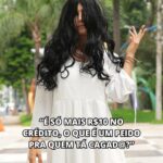 Nathalia Arcuri Instagram - Pensamentos intrusivos… mais conhecidos como a Samara que saiu do fundo do poço pra aterrorizar o seu bolso 🫠 MAS CALMA: existe luz no fim do túnel (ou do poço)! No próximo domingo (31/03) termina o prazo para o Programa Desenrola Brasil, uma iniciativa do Governo para ajudar você a limpar o seu nome através da renegociação de dívidas não pagas. Pra você participar, tem que seguir algumas regras: ✅Pessoa física com renda bruta mensal de até 2 (dois) salários-mínimos OU que estejam inscritos no Cadastro Único para Programas Sociais do Governo Federal (CadÚnico); ✅ O programa é válido para dívidas que tenham sido negativadas de 2019 a 2022; ✅ O valor das dívidas atualizado não pode ser maior do que R$20 mil. As negociações pelo site vão até dia 31/03. Mas até quinta-feira (28/03) você consegue renegociar diretamente nas agências dos Correios. Basta levar seus documentos pessoais e pagar uma tarifa de R$ 4,20! Quer entender melhor como esse programa pode ajudar você? Já clica no link da bio e vem ver comigo o vídeo que saiu no canal da Me Poupe! - com a ilustre participação da Samara. Não, isso não é uma PUBLI, é utilidade pública mesmo! E se você não tá fodid*, envia pra sua amiga ou amigo que tá devendo até as calças!