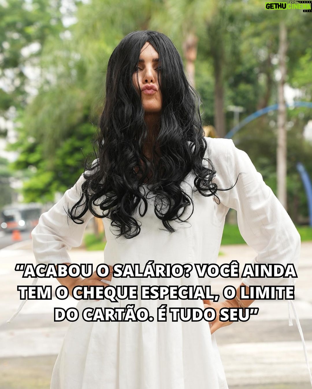 Nathalia Arcuri Instagram - Pensamentos intrusivos… mais conhecidos como a Samara que saiu do fundo do poço pra aterrorizar o seu bolso 🫠 MAS CALMA: existe luz no fim do túnel (ou do poço)! No próximo domingo (31/03) termina o prazo para o Programa Desenrola Brasil, uma iniciativa do Governo para ajudar você a limpar o seu nome através da renegociação de dívidas não pagas. Pra você participar, tem que seguir algumas regras: ✅Pessoa física com renda bruta mensal de até 2 (dois) salários-mínimos OU que estejam inscritos no Cadastro Único para Programas Sociais do Governo Federal (CadÚnico); ✅ O programa é válido para dívidas que tenham sido negativadas de 2019 a 2022; ✅ O valor das dívidas atualizado não pode ser maior do que R$20 mil. As negociações pelo site vão até dia 31/03. Mas até quinta-feira (28/03) você consegue renegociar diretamente nas agências dos Correios. Basta levar seus documentos pessoais e pagar uma tarifa de R$ 4,20! Quer entender melhor como esse programa pode ajudar você? Já clica no link da bio e vem ver comigo o vídeo que saiu no canal da Me Poupe! - com a ilustre participação da Samara. Não, isso não é uma PUBLI, é utilidade pública mesmo! E se você não tá fodid*, envia pra sua amiga ou amigo que tá devendo até as calças!
