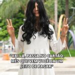 Nathalia Arcuri Instagram - Pensamentos intrusivos… mais conhecidos como a Samara que saiu do fundo do poço pra aterrorizar o seu bolso 🫠 MAS CALMA: existe luz no fim do túnel (ou do poço)! No próximo domingo (31/03) termina o prazo para o Programa Desenrola Brasil, uma iniciativa do Governo para ajudar você a limpar o seu nome através da renegociação de dívidas não pagas. Pra você participar, tem que seguir algumas regras: ✅Pessoa física com renda bruta mensal de até 2 (dois) salários-mínimos OU que estejam inscritos no Cadastro Único para Programas Sociais do Governo Federal (CadÚnico); ✅ O programa é válido para dívidas que tenham sido negativadas de 2019 a 2022; ✅ O valor das dívidas atualizado não pode ser maior do que R$20 mil. As negociações pelo site vão até dia 31/03. Mas até quinta-feira (28/03) você consegue renegociar diretamente nas agências dos Correios. Basta levar seus documentos pessoais e pagar uma tarifa de R$ 4,20! Quer entender melhor como esse programa pode ajudar você? Já clica no link da bio e vem ver comigo o vídeo que saiu no canal da Me Poupe! - com a ilustre participação da Samara. Não, isso não é uma PUBLI, é utilidade pública mesmo! E se você não tá fodid*, envia pra sua amiga ou amigo que tá devendo até as calças!