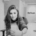 Nathalia Arcuri Instagram - PRESTENÇÃO no #tbt de uma história real que a gente presenciou aqui na @mepoupenaweb em 2022 na turma da JD8 👇 Uma aluna havia se desmatriculado de uma das edições da jornada por pressão de um parceiro abusivo. Ficamos sabendo disso e conseguimos oferecer uma bolsa pra que ela voltasse na próxima edição e pudesse ter um meio de sair da sua situação que ela se encontrava. Foi uma história de sucesso, mas e quantas que não são? A cada 8 segundos uma mulher é vítima de violência doméstica no Brasil. A dependência financeira está entre os principais fatores de vulnerabilidade. Esse foi o meu estopim para a criação do Me Poupe! em 2015. Desde então, já produzimos mais de 800 horas de conteúdo gratuito e mensuramos o impacto da metodologia N.A em mais de 30 mil alunas e alunos. Nos últimos 8 anos, recebi centenas de mensagens de mulheres em situação de abuso que encontraram na educação financeira distribuída gratuitamente através dos nossos canais, um caminho para romper com o abuso. O primeiro relato aconteceu em 2016. O site era minúsculo e o canal no YouTube não passava de 200 mil inscritos. Chegou essa moça com lágrimas nos olhos e me diz: “Eu sai da prostituição. Você me mostrou que existiam outros caminhos. Obrigada.” Eu, Nathalia, não fiz nada. Foi ela quem fez. Meu papel e do meu time é ser um canal e produzir conteúdo acessível para que ela e quem precisar de ajuda encontre aquilo que precisa do jeito mais simples e divertido possível. A liberdade financeira de uma mulher não é bem-vinda em todos os lares. Quando uma mulher em situação de violência doméstica aprende a gerenciar a própria vida financeira, rompe-se um ciclo de dependência e abre-se uma porta para a liberdade. Estou muito feliz e realizada por podermos levar o acesso ao conhecimento para muito mais pessoas do que todas as edições da Jornada da Desfudência juntas foram capazes. ➡️O Me Poupe+ foi criado com carinho e agora já tem data e hora marcadas para acontecer. Anota aí na sua agenda o dia 15/04, às 20h.