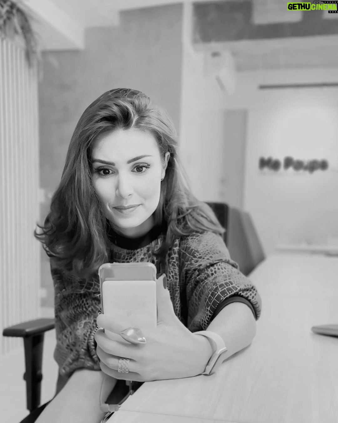 Nathalia Arcuri Instagram - PRESTENÇÃO no #tbt de uma história real que a gente presenciou aqui na @mepoupenaweb em 2022 na turma da JD8 👇 Uma aluna havia se desmatriculado de uma das edições da jornada por pressão de um parceiro abusivo. Ficamos sabendo disso e conseguimos oferecer uma bolsa pra que ela voltasse na próxima edição e pudesse ter um meio de sair da sua situação que ela se encontrava. Foi uma história de sucesso, mas e quantas que não são? A cada 8 segundos uma mulher é vítima de violência doméstica no Brasil. A dependência financeira está entre os principais fatores de vulnerabilidade. Esse foi o meu estopim para a criação do Me Poupe! em 2015. Desde então, já produzimos mais de 800 horas de conteúdo gratuito e mensuramos o impacto da metodologia N.A em mais de 30 mil alunas e alunos. Nos últimos 8 anos, recebi centenas de mensagens de mulheres em situação de abuso que encontraram na educação financeira distribuída gratuitamente através dos nossos canais, um caminho para romper com o abuso. O primeiro relato aconteceu em 2016. O site era minúsculo e o canal no YouTube não passava de 200 mil inscritos. Chegou essa moça com lágrimas nos olhos e me diz: “Eu sai da prostituição. Você me mostrou que existiam outros caminhos. Obrigada.” Eu, Nathalia, não fiz nada. Foi ela quem fez. Meu papel e do meu time é ser um canal e produzir conteúdo acessível para que ela e quem precisar de ajuda encontre aquilo que precisa do jeito mais simples e divertido possível. A liberdade financeira de uma mulher não é bem-vinda em todos os lares. Quando uma mulher em situação de violência doméstica aprende a gerenciar a própria vida financeira, rompe-se um ciclo de dependência e abre-se uma porta para a liberdade. Estou muito feliz e realizada por podermos levar o acesso ao conhecimento para muito mais pessoas do que todas as edições da Jornada da Desfudência juntas foram capazes. ➡️O Me Poupe+ foi criado com carinho e agora já tem data e hora marcadas para acontecer. Anota aí na sua agenda o dia 15/04, às 20h.