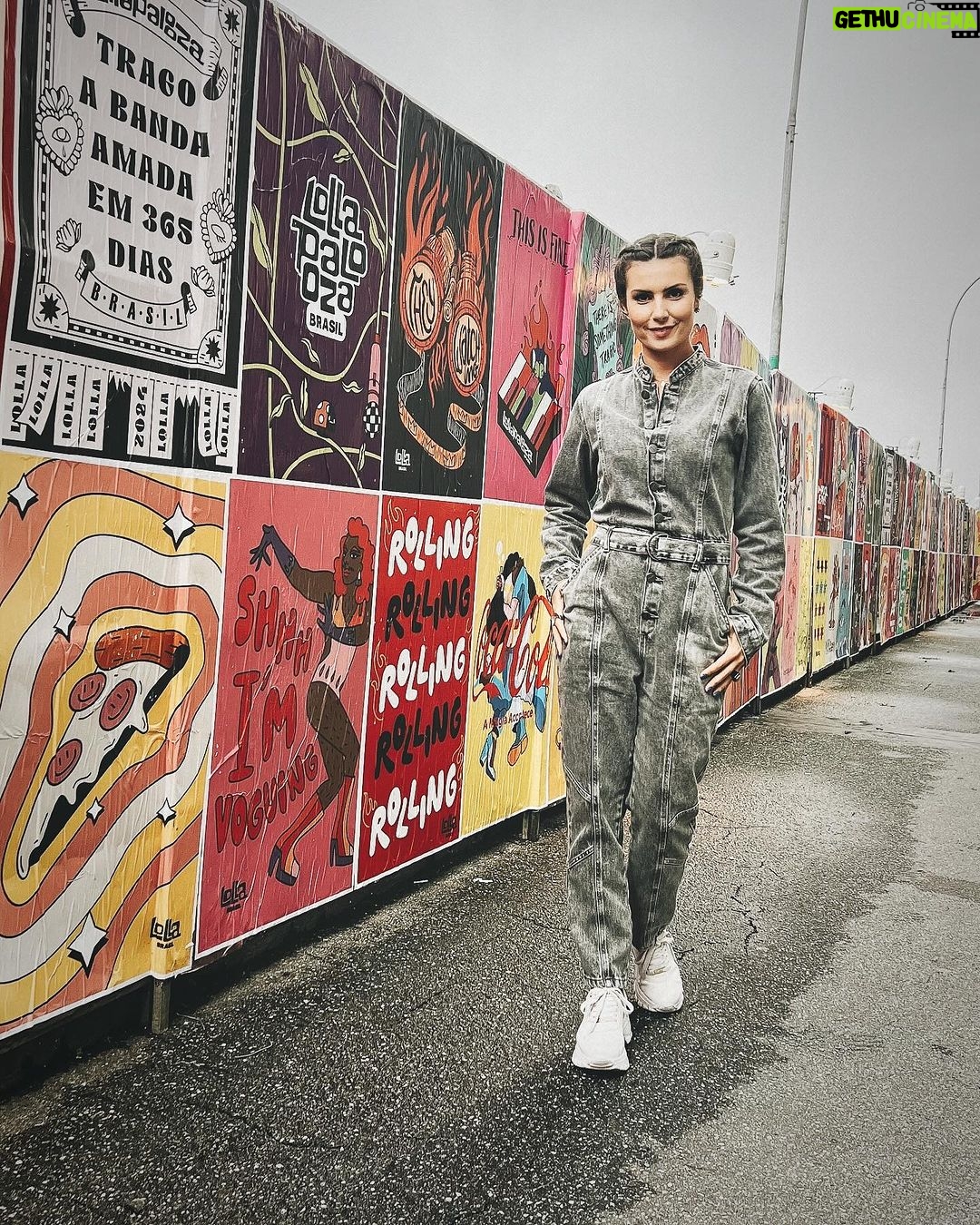 Nathalia Arcuri Instagram - Uma pequena coletânea desses dois dias de @lollapaloozabr É lindo ver os gringos emocionados com a energia do nosso povo. Da pra ver na cara deles a sensação de estar fazendo a melhor apresentação da vida pra melhor audiência. Se você estivesse em cima de um desses palcos, diante de 50 mil pessoas… O que você faria? Eu acho que ia congelar e chamar o SAMU. Autódromo de Interlagos