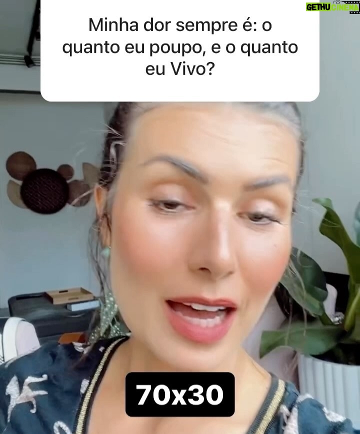 Nathalia Arcuri Instagram - Essa é uma chamada pra você pegar na minha mão e de outras tantas que já conhecem o paraíso da autonomia financeira. Ter conhecimento sobre o dinheiro, como ele pode trabalhar pra você, te libertar de amarras e transformar seu futuro é a chave pra viver uma vida mais leve e segura. O caminho nunca vai ser fácil, mas você pode começar por aqui, tomando consciência do que não está deixando você seguir e aprendendo como mudar esse cenário🫰 Agora falta MUITO pouco pra escola virtual da desfudência se tornar se tornar realidade com a missão de levar pra você educação financeira de qualidade do jeito mais leve, organizado e divertido possível. Vem aí, em ABRIL, o Me Poupe+💜
