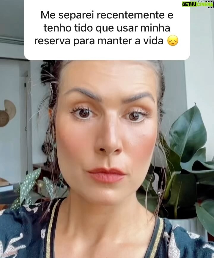 Nathalia Arcuri Instagram - Essa é uma chamada pra você pegar na minha mão e de outras tantas que já conhecem o paraíso da autonomia financeira. Ter conhecimento sobre o dinheiro, como ele pode trabalhar pra você, te libertar de amarras e transformar seu futuro é a chave pra viver uma vida mais leve e segura. O caminho nunca vai ser fácil, mas você pode começar por aqui, tomando consciência do que não está deixando você seguir e aprendendo como mudar esse cenário🫰 Agora falta MUITO pouco pra escola virtual da desfudência se tornar se tornar realidade com a missão de levar pra você educação financeira de qualidade do jeito mais leve, organizado e divertido possível. Vem aí, em ABRIL, o Me Poupe+💜
