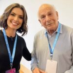 Nathalia Arcuri Instagram - Ele nos deixou hoje mas seu legado será eterno. Daniel Khanemann, ganhador do prêmio Nobel de economia, morreu hoje aos 90 anos. Pra mim, Khanemann é um como um astro do rock, uma dessas estrelas que surgem em raros eventos de alinhamento dos astros com potencial para criar legados que permanecem repercutindo na humanidade por séculos. Nesse dia do vídeo, em setembro de 2022, eu tive o privilégio de conversar, abraçar, tietar e ainda dividir com Khanemann o que eu acredito ser a próxima revolução das finanças pessoais: O uso de Inteligência artificial na colaboração para melhores decisões financeiras. E imagina a minha euforia quando ele confirmou a minha hipótese. Khanemann revolucionou a economia ao provar que ao contrário do que se pregava até então, nós não somos seres racionais e sim emocionais quando se trata de escolhas com o dinheiro. Autor de “Rápido e Devagar, duas formas de pensar” Khanemann foi um gigante que inspirou outros estudiosos e curiosos como eu, que graças aos seus rastros de sabedoria comprovada, posso atuar na prática para corrigir as falhas cognitivas que a teoria já confirmou. Foi uma honra dividir esse planeta na mesma época que você, professor. Obrigada por tudo.