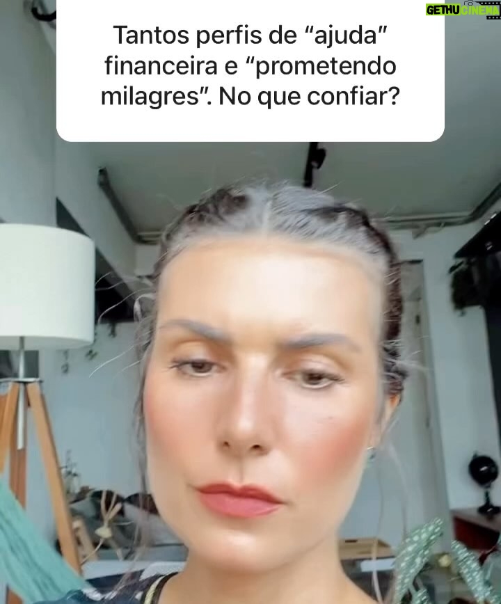 Nathalia Arcuri Instagram - Essa é uma chamada pra você pegar na minha mão e de outras tantas que já conhecem o paraíso da autonomia financeira. Ter conhecimento sobre o dinheiro, como ele pode trabalhar pra você, te libertar de amarras e transformar seu futuro é a chave pra viver uma vida mais leve e segura. O caminho nunca vai ser fácil, mas você pode começar por aqui, tomando consciência do que não está deixando você seguir e aprendendo como mudar esse cenário🫰 Agora falta MUITO pouco pra escola virtual da desfudência se tornar se tornar realidade com a missão de levar pra você educação financeira de qualidade do jeito mais leve, organizado e divertido possível. Vem aí, em ABRIL, o Me Poupe+💜