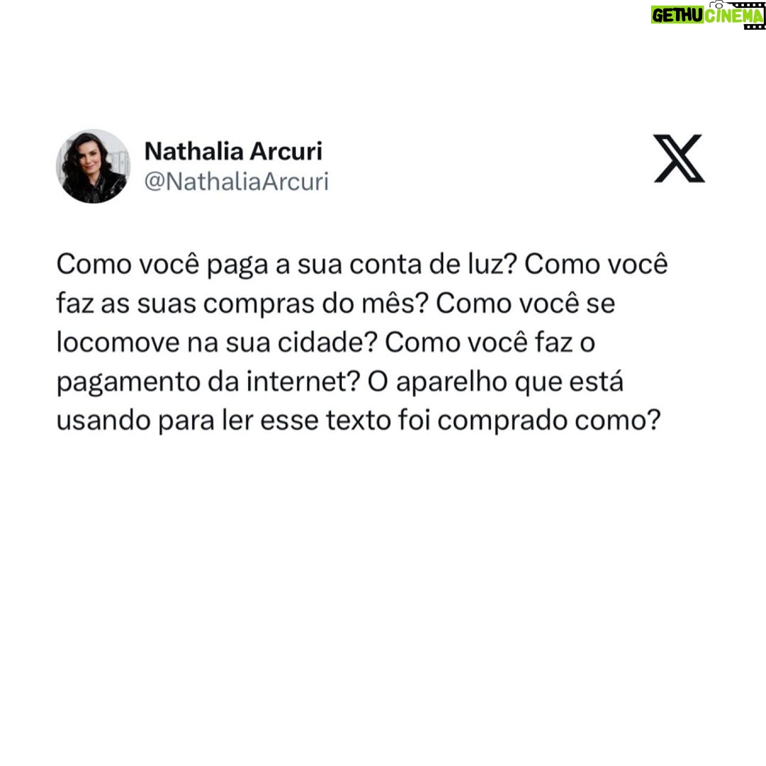 Nathalia Arcuri Instagram - A gente se acostuma a pensar o dinheiro na forma de carro, casa bacana, restaurantes legais, viagens pra fora do Brasil, boas faculdades, roupas e brinquedos para os filhos… como se qualquer privação fosse sinal de fracasso. Aí, por mérito ou muita sorte, a pessoa fica muito rica e de repente a vida dela deixa de fazer sentido. Os amigos se aproximam por interesse, os filhos têm tudo e não saem da aba da família, o dinheiro é abundante mas o tempo de qualidade é escasso e é aí que a pessoa descobre que era feliz e não sabia. Isso é mais comum do que você imagina. Quanto antes você souber o que te faz feliz mais simples será criar um plano de ação para ganhar, poupar, investir e usar o seu dinheiro de forma pragmática a seu favor e não contra você. ATENÇÃO: Eu não estou dizendo pra você deixar de planejar uma vida melhor e mais rica. É gostoso demais conquistar as coisas com o nosso esforço e melhor ainda quando o dinheiro trabalha mais que a gente. Mas antes de começar sua jornada rumo ao enriquecimento lícito pergunte-se: O que é felicidade pra mim e como eu vou o usar o dinheiro pra potencializá-la? As pessoas mais felizes que eu conheço não são as mais ricas, mas são as que sabem responder a essa pergunta. Se esse post te ajudou a pensar melhor em felicidade no Dia Internacional da Felicidade, manda pra alguém. Essa pessoa pode precisar disso agora.