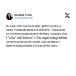 Nathalia Arcuri Instagram - A gente se acostuma a pensar o dinheiro na forma de carro, casa bacana, restaurantes legais, viagens pra fora do Brasil, boas faculdades, roupas e brinquedos para os filhos… como se qualquer privação fosse sinal de fracasso. Aí, por mérito ou muita sorte, a pessoa fica muito rica e de repente a vida dela deixa de fazer sentido. Os amigos se aproximam por interesse, os filhos têm tudo e não saem da aba da família, o dinheiro é abundante mas o tempo de qualidade é escasso e é aí que a pessoa descobre que era feliz e não sabia. Isso é mais comum do que você imagina. Quanto antes você souber o que te faz feliz mais simples será criar um plano de ação para ganhar, poupar, investir e usar o seu dinheiro de forma pragmática a seu favor e não contra você. ATENÇÃO: Eu não estou dizendo pra você deixar de planejar uma vida melhor e mais rica. É gostoso demais conquistar as coisas com o nosso esforço e melhor ainda quando o dinheiro trabalha mais que a gente. Mas antes de começar sua jornada rumo ao enriquecimento lícito pergunte-se: O que é felicidade pra mim e como eu vou o usar o dinheiro pra potencializá-la? As pessoas mais felizes que eu conheço não são as mais ricas, mas são as que sabem responder a essa pergunta. Se esse post te ajudou a pensar melhor em felicidade no Dia Internacional da Felicidade, manda pra alguém. Essa pessoa pode precisar disso agora.