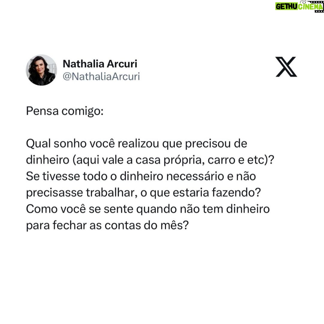 Nathalia Arcuri Instagram - A gente se acostuma a pensar o dinheiro na forma de carro, casa bacana, restaurantes legais, viagens pra fora do Brasil, boas faculdades, roupas e brinquedos para os filhos… como se qualquer privação fosse sinal de fracasso. Aí, por mérito ou muita sorte, a pessoa fica muito rica e de repente a vida dela deixa de fazer sentido. Os amigos se aproximam por interesse, os filhos têm tudo e não saem da aba da família, o dinheiro é abundante mas o tempo de qualidade é escasso e é aí que a pessoa descobre que era feliz e não sabia. Isso é mais comum do que você imagina. Quanto antes você souber o que te faz feliz mais simples será criar um plano de ação para ganhar, poupar, investir e usar o seu dinheiro de forma pragmática a seu favor e não contra você. ATENÇÃO: Eu não estou dizendo pra você deixar de planejar uma vida melhor e mais rica. É gostoso demais conquistar as coisas com o nosso esforço e melhor ainda quando o dinheiro trabalha mais que a gente. Mas antes de começar sua jornada rumo ao enriquecimento lícito pergunte-se: O que é felicidade pra mim e como eu vou o usar o dinheiro pra potencializá-la? As pessoas mais felizes que eu conheço não são as mais ricas, mas são as que sabem responder a essa pergunta. Se esse post te ajudou a pensar melhor em felicidade no Dia Internacional da Felicidade, manda pra alguém. Essa pessoa pode precisar disso agora.