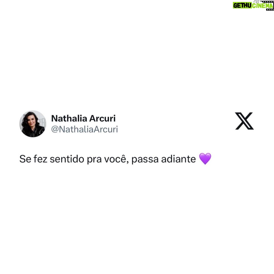 Nathalia Arcuri Instagram - A gente se acostuma a pensar o dinheiro na forma de carro, casa bacana, restaurantes legais, viagens pra fora do Brasil, boas faculdades, roupas e brinquedos para os filhos… como se qualquer privação fosse sinal de fracasso. Aí, por mérito ou muita sorte, a pessoa fica muito rica e de repente a vida dela deixa de fazer sentido. Os amigos se aproximam por interesse, os filhos têm tudo e não saem da aba da família, o dinheiro é abundante mas o tempo de qualidade é escasso e é aí que a pessoa descobre que era feliz e não sabia. Isso é mais comum do que você imagina. Quanto antes você souber o que te faz feliz mais simples será criar um plano de ação para ganhar, poupar, investir e usar o seu dinheiro de forma pragmática a seu favor e não contra você. ATENÇÃO: Eu não estou dizendo pra você deixar de planejar uma vida melhor e mais rica. É gostoso demais conquistar as coisas com o nosso esforço e melhor ainda quando o dinheiro trabalha mais que a gente. Mas antes de começar sua jornada rumo ao enriquecimento lícito pergunte-se: O que é felicidade pra mim e como eu vou o usar o dinheiro pra potencializá-la? As pessoas mais felizes que eu conheço não são as mais ricas, mas são as que sabem responder a essa pergunta. Se esse post te ajudou a pensar melhor em felicidade no Dia Internacional da Felicidade, manda pra alguém. Essa pessoa pode precisar disso agora.