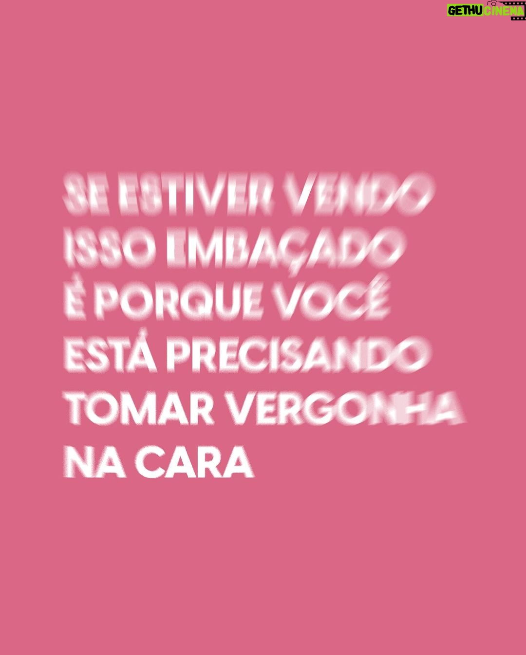 Nathalia Arcuri Instagram - PRA TIRAR AQUELE SONHO DO PAPEL! PRA FAZER AQUELA RENDA EXTRA! PRA COMEÇAR A INVESTIR! Tá, depois desse puxão de orelha, vem a Nath fofa: eu sei que não depende só de vergonha na cara. Investimento é um assunto sério, necessário e que precisa de muito estudo, mas o fator “vergonha na cara” é o primeiro passo pra você alcançar a sua autonomia financeira e realizar seus sonhos mais selvagens. Depois de ter tomado uma boa dose desse primeiro passo, agora é partir pra ação: 👉Conhecimento é poder. Comece separando um tempo do seu dia para estudar sobre finanças. Te desafio a ver 1 vídeo de 10 minutos por dia; 👉Aprenda a poupar. Poupar não é tirar o prazer da vida, mas é fazer escolhas inteligentes de onde colocar o seu dinheiro. Não tô dizendo pra você abrir mão do seu cafezinho ou do seu iFood vez ou outra. Mas não deixe que gastos que não são NECESSIDADE virem rotina pro seu bolso. 👉As metas são suas melhores amigas. Defina metas, por exemplo, se você quer viajar no final do ano, isso deve virar uma meta com prazo e investimentos mensais para acontecer; 👉Abra uma conta em uma corretora e comece a investir de pouquinho em pouquinho pra você ir entendendo como funciona, ver seu dinheiro rendendo. Inclusive tem um vídeo novo no canal, comparando Nubank, Inter e XP. Comece com pouco, mas comece! Seu “eu do amanhã” vai te agradecer. Agora marca aqui quem também tá precisando desse choque de “acorda, criatura” 🫨