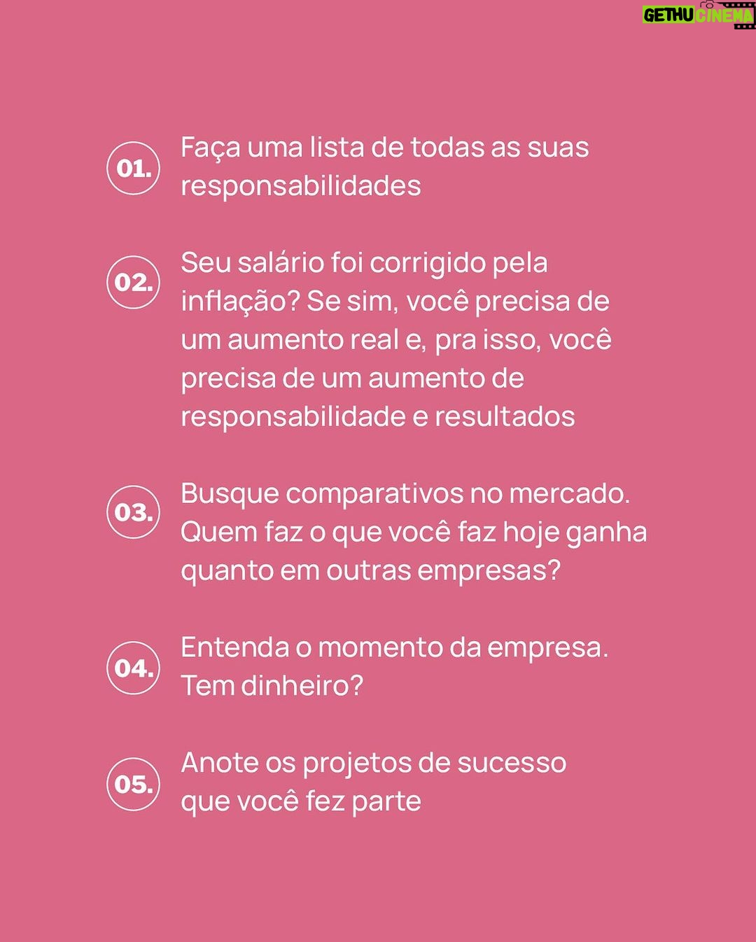Nathalia Arcuri Instagram - Usei esse método pra TRIPLICAR MEU SALÁRIO NA TV, deu certo e tô revelando pra vocês agora 😱 Se você alguma vez na sua vida pediu aumento, considere-se vitoriosa ou vitorioso. Muita gente tem medo até de pronunciar essa palavra. Mas eu, como uma boa prof, vou te ensinar a pedir seu tão desejado (e merecido) aumento no salário, a começar com a frase: EU MEREÇO UM AUMENTO PORQUE… Pra completar a frase, é preciso que você siga e analise os 15 passos que eu trouxe no meu post de hoje. Depois disso, você vai ter uma boa justificativa pra ter um dinheirinho a mais na conta todos os meses. Aproveita e comenta aqui como ficou o restante da sua frase que tô curiosa pra saber. AH! Pra quem não sabe, o post de hoje é pra pagar uma promessa que eu fiz no vídeo “CONVERSAS DIFÍCEIS QUE VOCÊ DEVE TER SOBRE DINHEIRO”. Vale a pena conferir no Youtube da @mepoupenaweb!