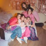 Nathalie Odzierejko Instagram - Double anniversaire de colocataires🏠💕👯‍♀️ C’était aussi notre pendaison de crémaillère dans cette maison qu’on partage depuis 3 mois. Quel bonheur de pouvoir y recevoir nos amis et surtout quel bonheur de vivre avec une amie merveilleuse qui rend la vie plus légère 💕 @vanessa_brias 💕 Je vous souhaite d’être aussi bien entouré.e.s ✨Merci @cakeoclockparis pour le gâteau✨ Friends Home