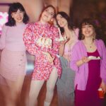 Nathalie Odzierejko Instagram - Double anniversaire de colocataires🏠💕👯‍♀️ C’était aussi notre pendaison de crémaillère dans cette maison qu’on partage depuis 3 mois. Quel bonheur de pouvoir y recevoir nos amis et surtout quel bonheur de vivre avec une amie merveilleuse qui rend la vie plus légère 💕 @vanessa_brias 💕 Je vous souhaite d’être aussi bien entouré.e.s ✨Merci @cakeoclockparis pour le gâteau✨ Friends Home