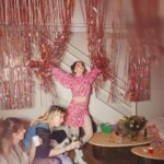 Nathalie Odzierejko Instagram - Double anniversaire de colocataires🏠💕👯‍♀️ C’était aussi notre pendaison de crémaillère dans cette maison qu’on partage depuis 3 mois. Quel bonheur de pouvoir y recevoir nos amis et surtout quel bonheur de vivre avec une amie merveilleuse qui rend la vie plus légère 💕 @vanessa_brias 💕 Je vous souhaite d’être aussi bien entouré.e.s ✨Merci @cakeoclockparis pour le gâteau✨ Friends Home