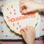 Nathalie Odzierejko Instagram - Double anniversaire de colocataires🏠💕👯‍♀️ C’était aussi notre pendaison de crémaillère dans cette maison qu’on partage depuis 3 mois. Quel bonheur de pouvoir y recevoir nos amis et surtout quel bonheur de vivre avec une amie merveilleuse qui rend la vie plus légère 💕 @vanessa_brias 💕 Je vous souhaite d’être aussi bien entouré.e.s ✨Merci @cakeoclockparis pour le gâteau✨ Friends Home