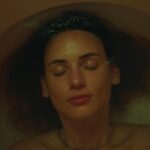 Nathalie Odzierejko Instagram - Merci pour vos incroyables retours sur mon documentaire « Retiens ton souffle ». Et un énorme merci à @arthurguerinboeri de m’avoir fait découvrir la plongée en apnée. Être initiée par l’un des meilleurs au monde est une grande chance. Son calme, son professionnalisme, sa pédagogie m’ont amenée à me dépasser et à lâcher complètement prise. C’est inoubliable comme sensation. Et merci au @cipafreediving de m’avoir accueillie pour une plongée dans le grand bleu. C’était terrifiant quand je l’ai découvert la première fois, puis en me concentrant pour calmer mes esprits j’ai réussi à faire quelque chose dont je n’aurais jamais pensé être capable. Tout ça c’est gravé dans ma tête à vie. Enfin merci à toute l’équipe qui a bossé sur ce projet, le résultat est fou. Je suis super heureuse. ( @davidfontao t’es tout simplement le sang ) Nice, France