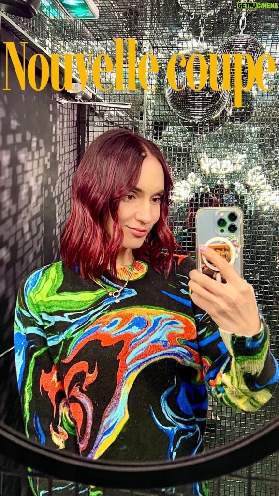 Nathalie Odzierejko Instagram - Nouvelle coupe, nouvelle couleur dans mon propre salon 🥹🫧 merci à ma merveilleuse team, j’ai trop de chance de vous avoir à mes côtés !