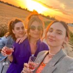Nathalie Odzierejko Instagram - C’était un bel été à la campagne🌻☀️☁️👋🏻 1: défilé Jacquemus dans les champs 2: rosé and golden hour 3: anniversaire de la plus belle 4: 100eme brocante de la saison 5: ma choupière 6: la dolce vita de Lola 7: Moulinex crew 8: 🧀🧁 9: en veiller