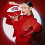 Nathalie Odzierejko Instagram - Merci de m’avoir donné carte blanche (et rouge) pour ces nouvelles baskets Astroloubi @louboutinworld ❤️🤍 #ChristianLouboutin Collaboration commerciale